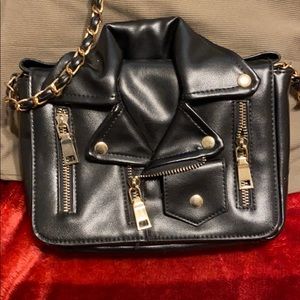 Shoulder bag. Chain strap. Super cute.